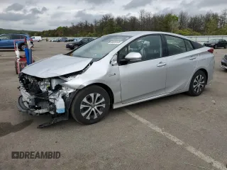 2020 Toyota Prius LE z VIN JTDKARFP7L3157705, wystawiony jako Copart lot #58036105 z przebiegiem 61 932 mil mil oraz Szkoda całkowita • Salvage title. Historia ofert i sprzedaży dostępna na DreamBid. Obrazek 1.