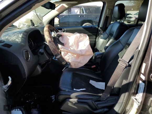 2016 Jeep Compass Latitude z VIN 1C4NJCEA8GD620068, wystawiony jako Copart lot #52725665 z przebiegiem Nie podano mil oraz Szkoda całkowita • Salvage title. Historia ofert i sprzedaży dostępna na DreamBid. Obrazek 7.