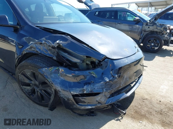 2024 Tesla Model Y z VIN 7SAYGDED4RF115252, wystawiony jako IAAI lot #42302658 z przebiegiem 7 365 mil mil oraz . Historia ofert i sprzedaży dostępna na DreamBid. Obrazek 6.