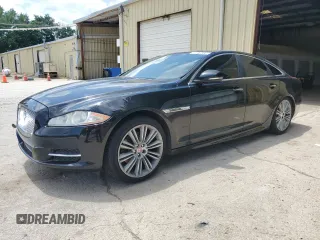 2015 Jaguar XJ z VIN SAJWJ1CD9F8V83885, wystawiony jako Copart lot #58016335 z przebiegiem 81 794 mil mil oraz Czysty tytuł • Clean title. Historia ofert i sprzedaży dostępna na DreamBid. Obrazek 1.
