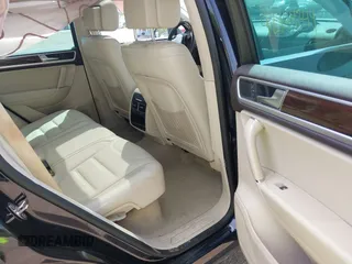 2015 Volkswagen Touareg Lux z VIN WVGEP9BP2FD007450, wystawiony jako IAAI lot #42144344 z przebiegiem 174 308 mil mil oraz . Historia ofert i sprzedaży dostępna na DreamBid. Obrazek 8.