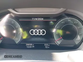 2024 Audi Q3 S line Premium Plus z VIN WA1EECF39R1107267, wystawiony jako IAAI lot #40791219 z przebiegiem 26 658 mil mil oraz . Historia ofert i sprzedaży dostępna na DreamBid. Obrazek 7.