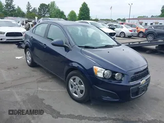 2015 Chevrolet Sonic LS z VIN 1G1JA5SH2F4114299, wystawiony jako IAAI lot #42078790 z przebiegiem 112 719 mil mil oraz . Historia ofert i sprzedaży dostępna na DreamBid. Obrazek 1.