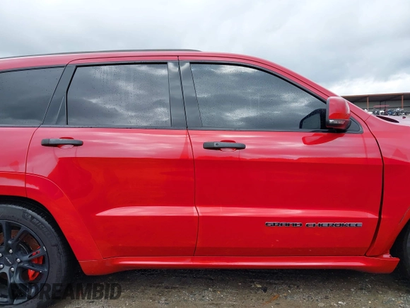 2017 Jeep Grand Cherokee SRT z VIN 1C4RJFDJXHC670370, wystawiony jako IAAI lot #41524965 z przebiegiem 87 276 mil mil oraz . Historia ofert i sprzedaży dostępna na DreamBid. Obrazek 14.