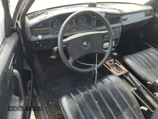 1985 Mercedes-Benz 190 z VIN WDBDB22C8FF039826, wystawiony jako Copart lot #47875265 z przebiegiem 159 296 mil mil oraz Szkody całkowita. Historia ofert i sprzedaży dostępna na DreamBid. Obrazek 8.