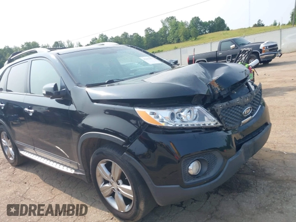 2013 Kia Sorento EX z VIN 5XYKU4A22DG364988, wystawiony jako IAAI lot #42391851 z przebiegiem 221 693 mil mil oraz . Historia ofert i sprzedaży dostępna na DreamBid. Obrazek 17.
