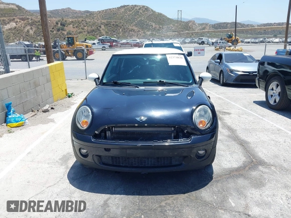 2008 MINI Hardtop z VIN WMWMF33528TT64971, wystawiony jako IAAI lot #42374839 z przebiegiem 119 385 mil mil oraz . Historia ofert i sprzedaży dostępna na DreamBid. Obrazek 13.