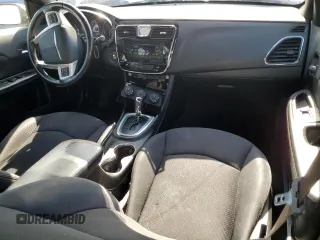 2013 Chrysler 200 Touring z VIN 1C3CCBBB3DN768437, wystawiony jako Copart lot #55159375 z przebiegiem 117 502 mil mil oraz Szkoda całkowita • Salvage title. Historia ofert i sprzedaży dostępna na DreamBid. Obrazek 8.