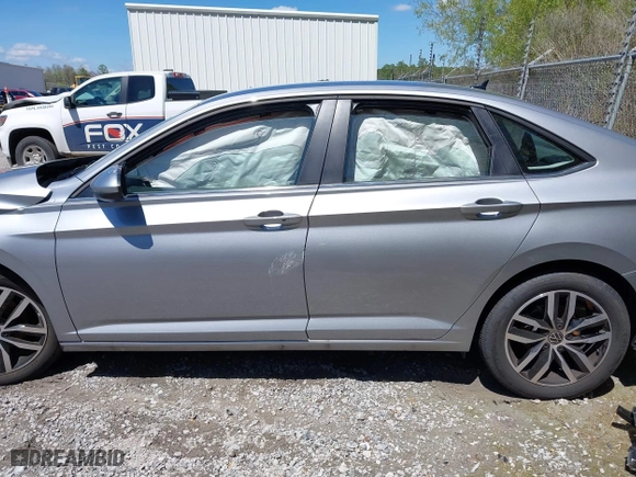 2025 Volkswagen Jetta SE with VIN 3VWEX7BU6SM018350, listed as a IAAI auction lot 41862195 with 9,131 mi miles. Bid and sale history available at carsss.com. Image 14.