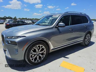 2024 BMW X7 xDrive40i z VIN 5UX23EM07R9V10389, wystawiony jako Copart lot #56431285 z przebiegiem 33 174 mil mil oraz Tytuł czysty. Historia ofert i sprzedaży dostępna na DreamBid. Obrazek 1.