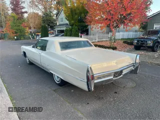 1968 Cadillac DeVille z VIN J8295891, wystawiony jako Copart lot #80172544 z przebiegiem 82 126 mil mil oraz Czysty tytuł • Clean title. Historia ofert i sprzedaży dostępna na DreamBid. Obrazek 3.
