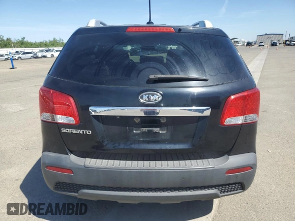 2013 Kia Sorento LX z VIN 5XYKT3A6XDG413614, wystawiony jako Copart lot #57175205 z przebiegiem 152 086 mil mil oraz Szkoda całkowita • Salvage title. Historia ofert i sprzedaży dostępna na DreamBid. Obrazek 6.