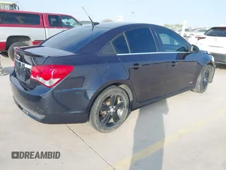 2014 Chevrolet Cruze 2LT z VIN 1G1PE5SB3E7255292, wystawiony jako IAAI lot #41851205 z przebiegiem 141 659 mil mil oraz . Historia ofert i sprzedaży dostępna na DreamBid. Obrazek 4.