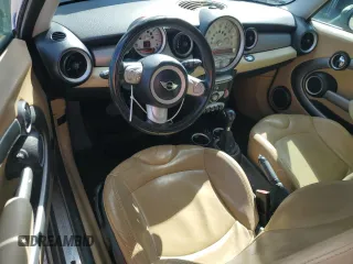 2010 MINI Hardtop z VIN WMWMF3C53ATZ63755, wystawiony jako Copart lot #49038975 z przebiegiem 104 080 mil mil oraz Szkody całkowita. Historia ofert i sprzedaży dostępna na DreamBid. Obrazek 8.