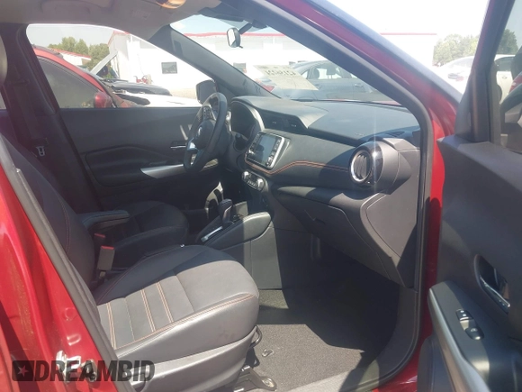 2020 Nissan Kicks SR z VIN 3N1CP5DV7LL537888, wystawiony jako IAAI lot #42156224 z przebiegiem 44 844 mil mil oraz . Historia ofert i sprzedaży dostępna na DreamBid. Obrazek 5.