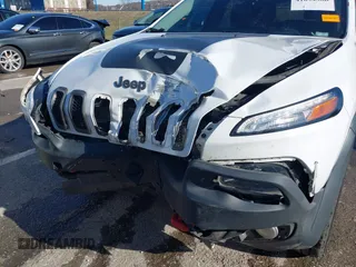 2018 Jeep Cherokee Trailhawk with VIN 1C4PJMBX7JD550173, listed as a IAAI auction lot 41094306 with 74,128 mi miles. Bid and sale history available at carsss.com. Image 6.