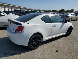 2013 Scion tC z VIN JTKJF5C73D3046010, wystawiony jako Copart lot #68684194 z przebiegiem 121 174 mil mil oraz Szkody całkowita. Historia ofert i sprzedaży dostępna na DreamBid. Obrazek 3.