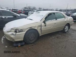 2000 Toyota Camry LE z VIN 4T1BF28K0YU937293, wystawiony jako Copart lot #52705685 z przebiegiem 109 385 mil mil oraz Szkoda całkowita • Salvage title. Historia ofert i sprzedaży dostępna na DreamBid. Obrazek 1.