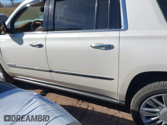 2015 Cadillac Escalade ESV Platinum z VIN 1GYS4UKJ3FR564718, wystawiony jako IAAI lot #41085166 z przebiegiem Nie podano mil oraz . Historia ofert i sprzedaży dostępna na DreamBid. Obrazek 14.