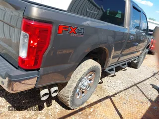2017 Ford F-250 Lariat z VIN 1FT7W2BTXHEB51281, wystawiony jako IAAI lot #42094810 z przebiegiem 120 633 mil mil oraz . Historia ofert i sprzedaży dostępna na DreamBid. Obrazek 4.