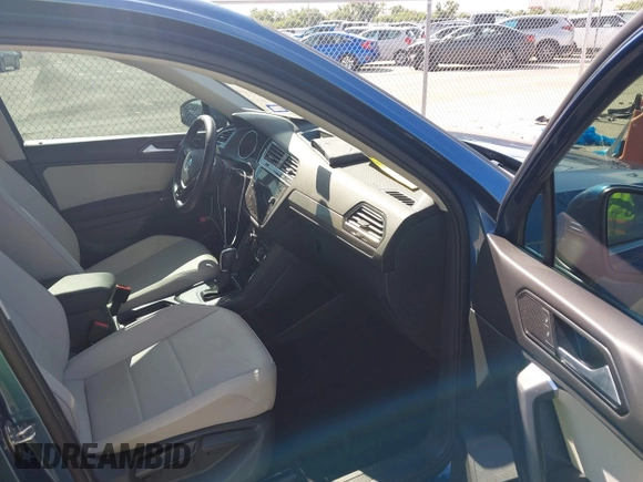 2018 Volkswagen Tiguan SEL z VIN 3VV3B7AX2JM155306, wystawiony jako IAAI lot #42457735 z przebiegiem 48 061 mil mil oraz . Historia ofert i sprzedaży dostępna na DreamBid. Obrazek 5.