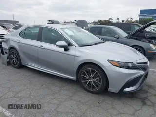 2023 Toyota Camry SE z VIN 4T1G11AK5PU101812, wystawiony jako IAAI lot #42159850 z przebiegiem 43 888 mil mil oraz . Historia ofert i sprzedaży dostępna na DreamBid. Obrazek 1.