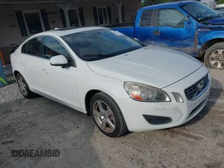 2013 Volvo S60 T5 Premier z VIN YV1612FS2D2187905, wystawiony jako IAAI lot #42361009 z przebiegiem 115 796 mil mil oraz . Historia ofert i sprzedaży dostępna na DreamBid. Obrazek 1.