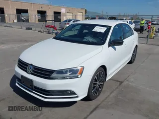 2015 Volkswagen Jetta SE z VIN 3VWD17AJ8FM427248, wystawiony jako IAAI lot #41982151 z przebiegiem 56 526 mil mil oraz . Historia ofert i sprzedaży dostępna na DreamBid. Obrazek 6.