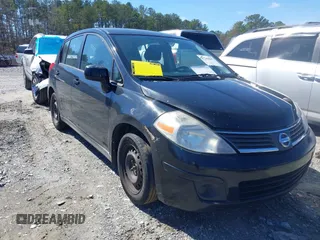 2007 Nissan Versa S z VIN 3N1BC13EX7L360468, wystawiony jako IAAI lot #41744847 z przebiegiem 206 023 mil mil oraz . Historia ofert i sprzedaży dostępna na DreamBid. Obrazek 1.