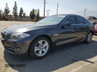 2011 BMW 5 Series 528i z VIN WBAFR1C55BC260941, wystawiony jako Copart lot #59987385 z przebiegiem 93 121 mil mil oraz Czysty tytuł • Clean title. Historia ofert i sprzedaży dostępna na DreamBid. Obrazek 1.