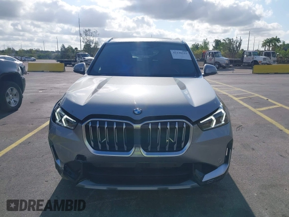 2025 BMW X1 xDrive28i z VIN WBX73EF00S5245965, wystawiony jako IAAI lot #42130223 z przebiegiem 2 442 mil mil oraz . Historia ofert i sprzedaży dostępna na DreamBid. Obrazek 12.