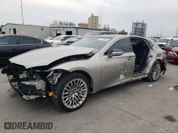 2024 Lexus LS 500 z VIN JTHD51FF8R5020127, wystawiony jako Copart lot #57173835 z przebiegiem 5 020 mil mil oraz Szkoda całkowita • Salvage title. Historia ofert i sprzedaży dostępna na DreamBid. Obrazek 1.