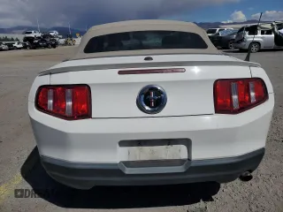 2010 Ford Mustang V6 z VIN 1ZVBP8EN0A5115559, wystawiony jako Copart lot #51810245 z przebiegiem Nie podano mil oraz Szkoda całkowita • Salvage title. Historia ofert i sprzedaży dostępna na DreamBid. Obrazek 6.