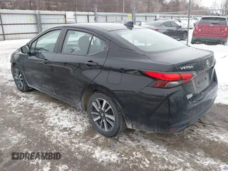 2021 Nissan Versa SV z VIN 3N1CN8EV4ML821650, wystawiony jako IAAI lot #41586242 z przebiegiem 106 508 mil mil oraz . Historia ofert i sprzedaży dostępna na DreamBid. Obrazek 3.