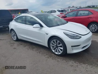 2020 Tesla Model 3 Standard Range Plus z VIN 5YJ3E1EA9LF598682, wystawiony jako IAAI lot #42247434 z przebiegiem 28 835 mil mil oraz . Historia ofert i sprzedaży dostępna na DreamBid. Obrazek 1.
