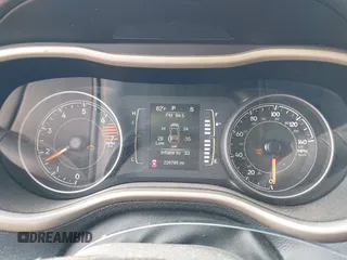 2017 Jeep Cherokee Altitude z VIN 1C4PJLAB9HW623297, wystawiony jako IAAI lot #42313357 z przebiegiem 220 795 mil mil oraz . Historia ofert i sprzedaży dostępna na DreamBid. Obrazek 7.