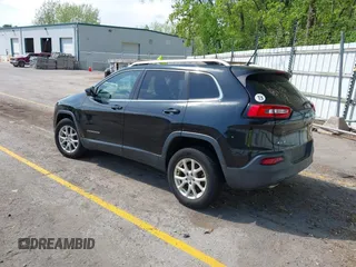 2014 Jeep Cherokee Latitude z VIN 1C4PJMCS3EW184984, wystawiony jako IAAI lot #42301604 z przebiegiem 185 320 mil mil oraz . Historia ofert i sprzedaży dostępna na DreamBid. Obrazek 3.