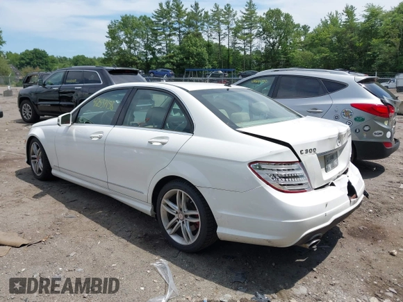 2013 Mercedes-Benz C 300 Sport с VIN WDDGF8AB1DA793939, выставлен на аукционе IAAI как лот 42537158 с пробегом 211 600 миль миль и . История ставок и продаж доступна на DreamBid. Изображение 3.