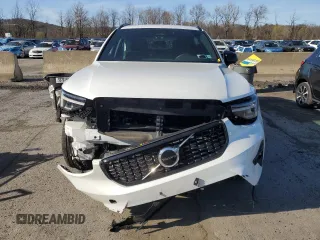 2023 Volvo XC40 Plus Dark Theme с VIN YV4L12UW4P2051131, выставлен на аукционе Copart как лот 53583395 с пробегом 18 005 миль миль и Списание • Salvage title. История ставок и продаж доступна на DreamBid. Изображение 5.