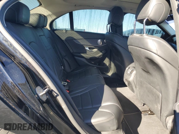 2017 Mercedes-Benz C 300 z VIN 55SWF4KB5HU188671, wystawiony jako Copart lot #43833835 z przebiegiem 86 017 mil mil oraz Szkoda całkowita • Salvage title. Historia ofert i sprzedaży dostępna na DreamBid. Obrazek 10.