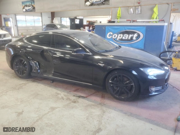 2015 Tesla Model S 85D with VIN 5YJSA1S2XFF090116, listed as a Copart auction lot 49025885 with 68562 miles and Salvage Title. Bid and sale history available at carsss.com. Image 4.