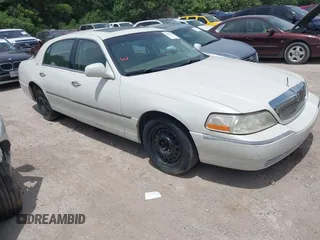 2004 Lincoln Town Car Ultimate z VIN 1LNHM83W04Y602034, wystawiony jako IAAI lot #42262561 z przebiegiem Nie podano mil oraz . Historia ofert i sprzedaży dostępna na DreamBid. Obrazek 1.