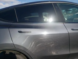 2023 Tesla Model Y Long Range z VIN 7SAYGAEE3PF596826, wystawiony jako Copart lot #50513045 z przebiegiem 30 747 mil mil oraz Szkoda całkowita • Salvage title. Historia ofert i sprzedaży dostępna na DreamBid. Obrazek 10.