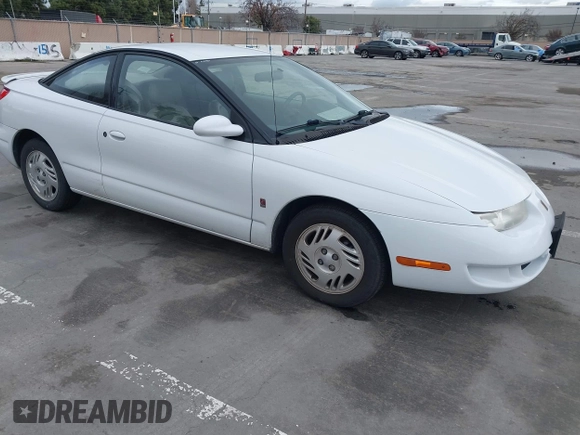1999 Saturn SC z VIN 1G8ZY1271XZ276834, wystawiony jako IAAI lot #41445985 z przebiegiem 62 428 mil mil oraz . Historia ofert i sprzedaży dostępna na DreamBid. Obrazek 1.