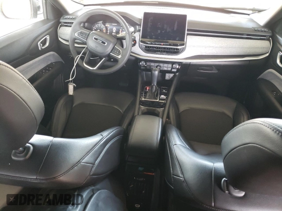 2023 Jeep Compass Latitude z VIN 3C4NJDBN0PT561850, wystawiony jako Copart lot #60563465 z przebiegiem 50 881 mil mil oraz Czysty tytuł • Clean title. Historia ofert i sprzedaży dostępna na DreamBid. Obrazek 8.