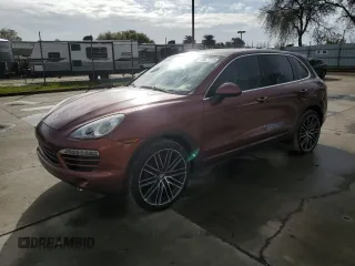 2012 Porsche Cayenne z VIN WP1AA2A21CLA06372, wystawiony jako Copart lot #49437725 z przebiegiem 137 530 mil mil oraz Szkoda całkowita • Salvage title. Historia ofert i sprzedaży dostępna na DreamBid. Obrazek 1.