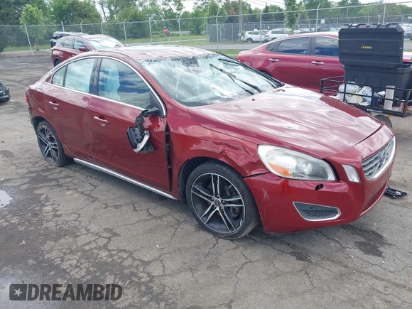 2013 Volvo S60 T6 R-Design Platinum z VIN YV1902FH1D2176480, wystawiony jako IAAI lot #42329476 z przebiegiem 142 808 mil mil oraz . Historia ofert i sprzedaży dostępna na DreamBid. Obrazek 1.