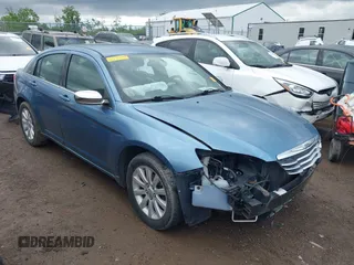 2011 Chrysler 200 Touring z VIN 1C3BC1FB8BN603948, wystawiony jako IAAI lot #42306513 z przebiegiem 142 688 mil mil oraz . Historia ofert i sprzedaży dostępna na DreamBid. Obrazek 1.