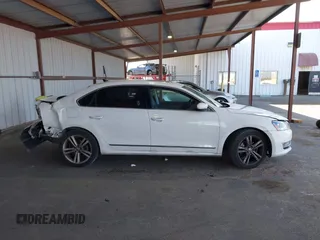 2015 Volkswagen Passat SEL Premium z VIN 1VWCV7A39FC036953, wystawiony jako IAAI lot #42181825 z przebiegiem 118 040 mil mil oraz . Historia ofert i sprzedaży dostępna na DreamBid. Obrazek 13.