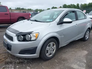 2015 Chevrolet Sonic LS z VIN 1G1JA5SH0F4115600, wystawiony jako IAAI lot #42693028 z przebiegiem 129 411 mil mil oraz . Historia ofert i sprzedaży dostępna na DreamBid. Obrazek 2.